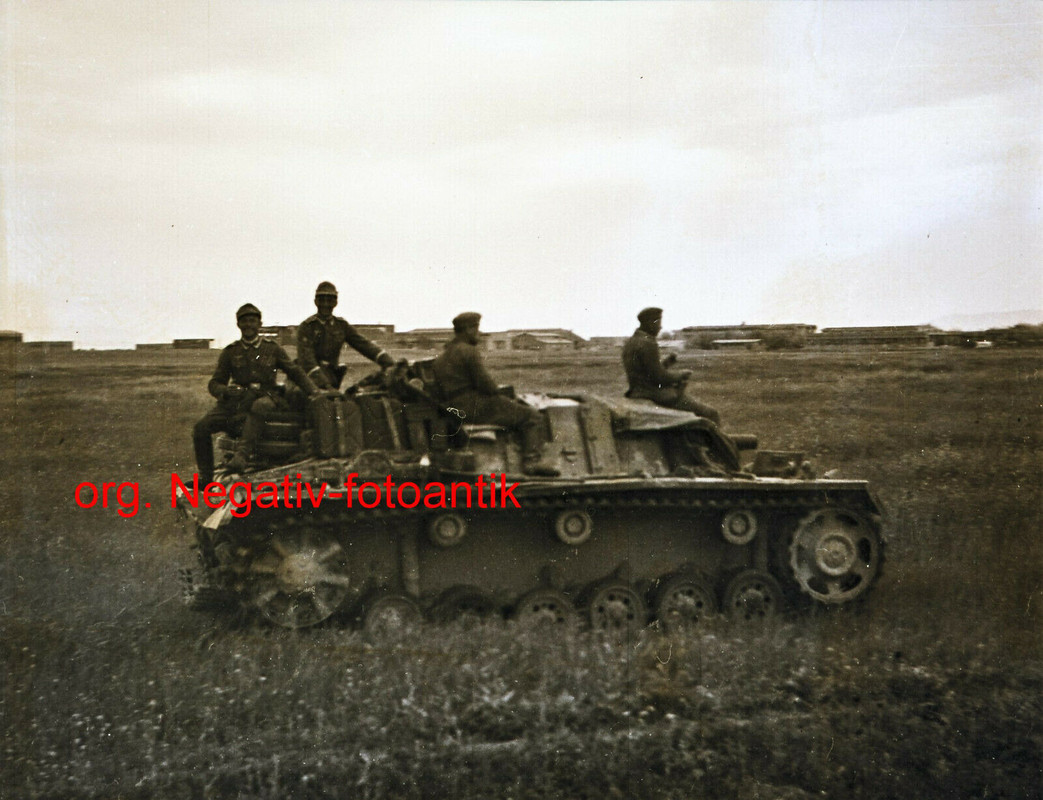 Foto 2 WK org. Negativ Ostfront Kaukasus Soldaten mit Panzer Sturmgeschütz Stug