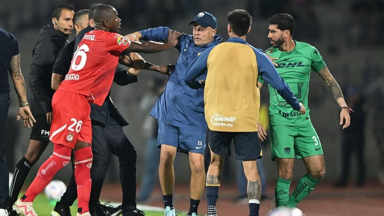 Video: Pumas y Toluca arman pelea que le cuesta la victoria a los felinos