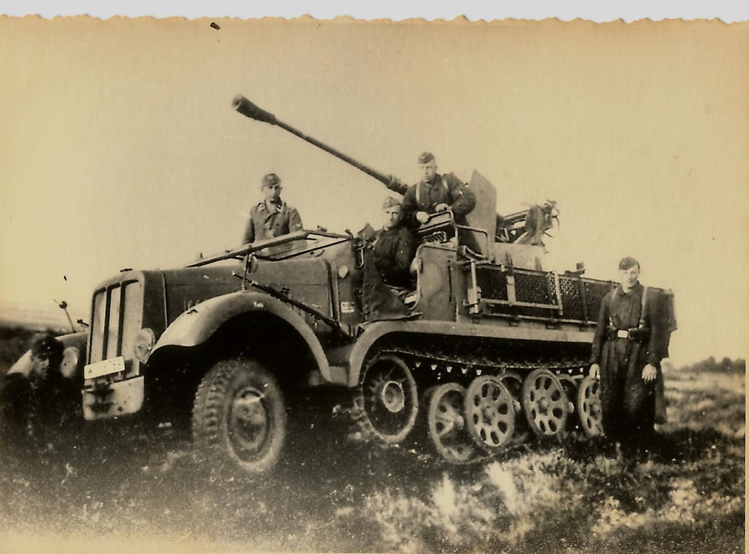FOTO WK2 WW2 DEUTSCHES HALBKETTENFAHRZEUG MIT GESCHÜTZ