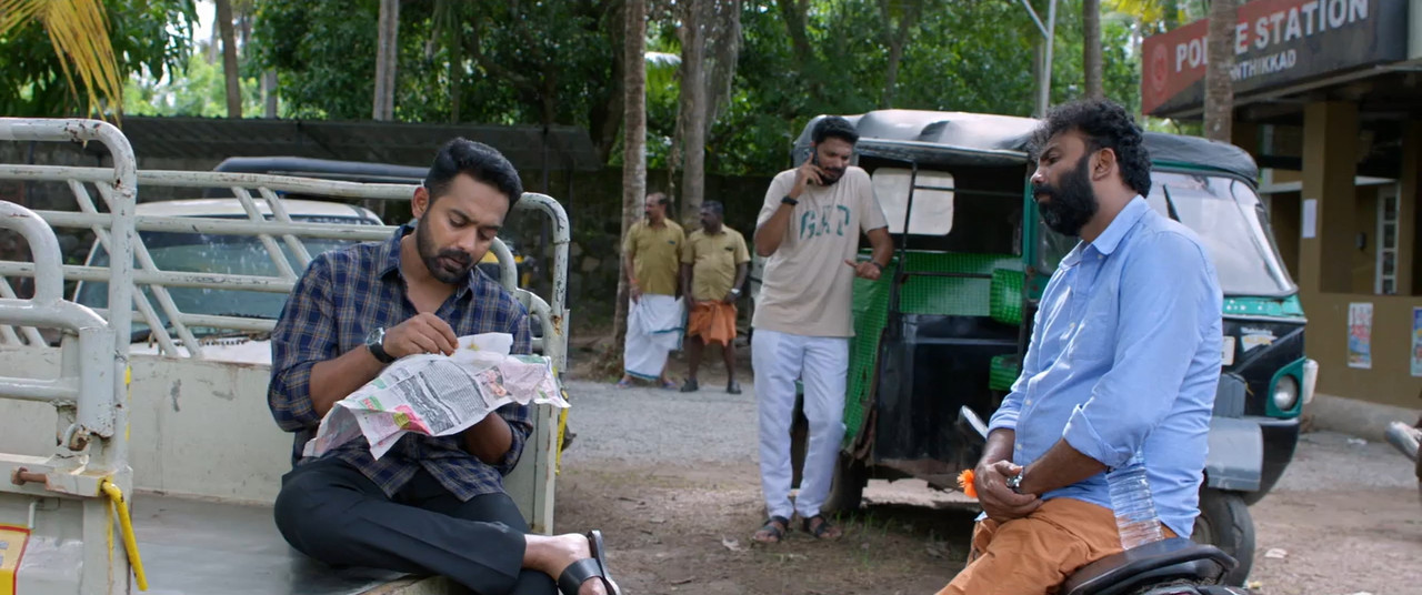 Aabhyanthara Kuttavaali 2025 WebRip [Tamil + Malayalam] 480p 720p ESub Screenshot