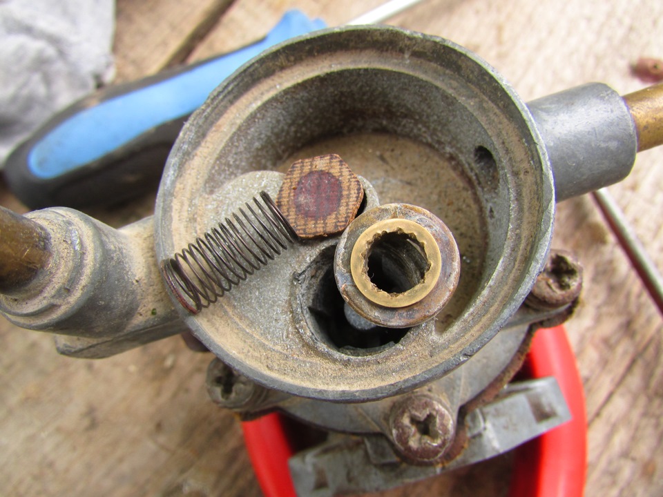 Пружина бензонасоса ССС?