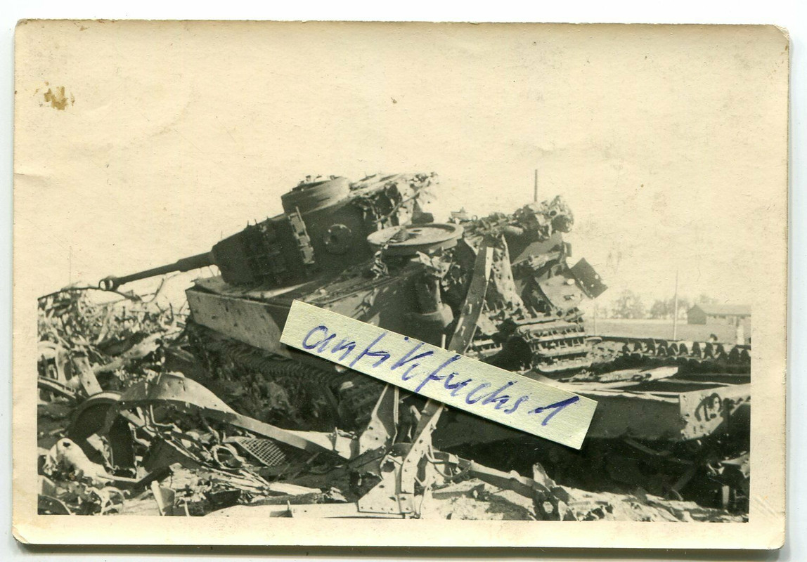 Panzer vom Typ VI Tiger auf zerstörtem Eisenbahn-Zug in Frankreich 1944.