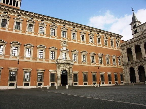 Nella memoria liturgica del Beato Angelico, la messa del Cardinale De Donatis e l’incontro su Mozart dans Articoli di Giornali e News Palazzo-Del-Laterano-Sede-Del-Vicariato-Di-Roma