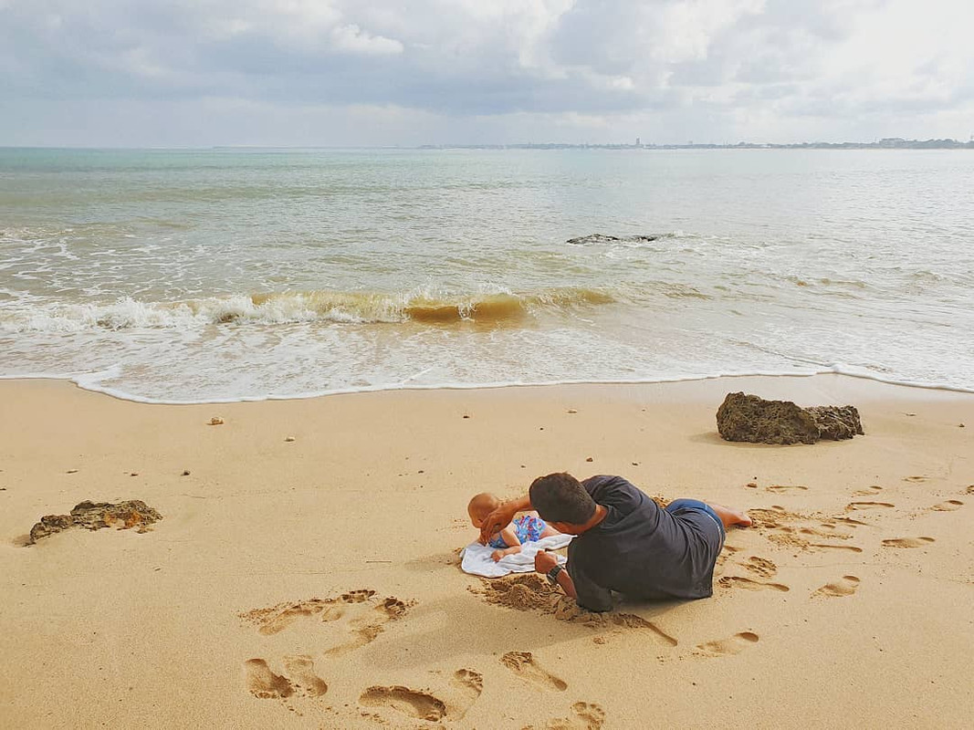 Hamish dan Zalina di pinggir pantai