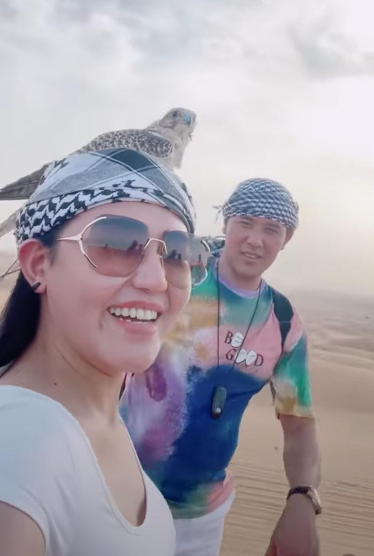 Potret mesra Via Vallen dan Chevra Yolandi saat menikmati momen bulan madu di Dubai.
