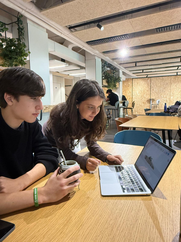 Side view of an F1 car showing aerodynamics
