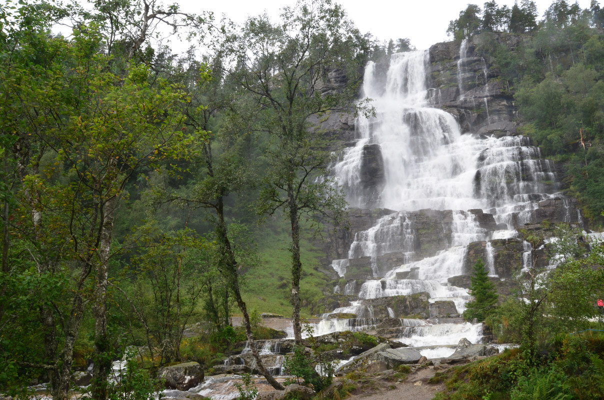 Noruega 10 días de cabañas y con niños - Blogs de Noruega - ETAPA 7- Crucero por el Fiordo Nærøyfjordenr, desde Kaupanger a Gudvangen (13)