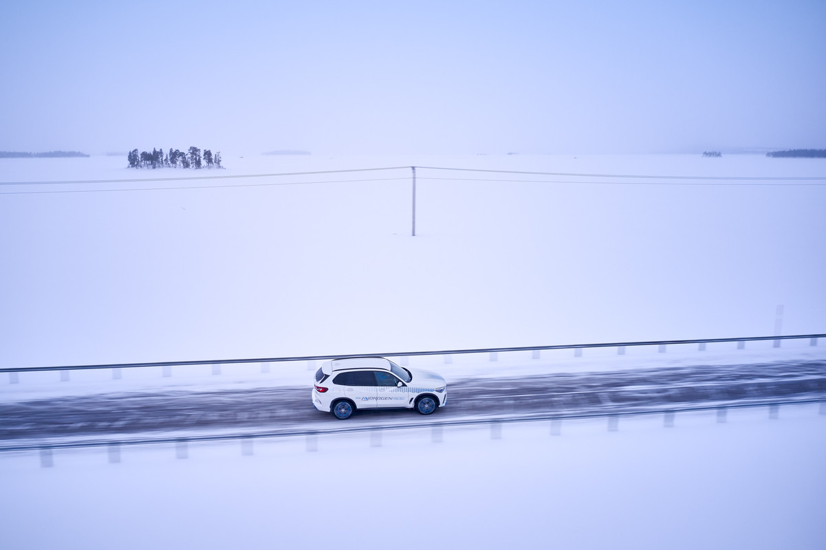 P90453415_highRes_bmw-ix5-hydrogen-win