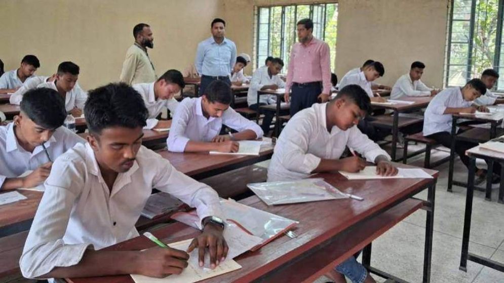 বরিশালে চাহিদার দ্বিগুণ পরীক্ষাকেন্দ্র