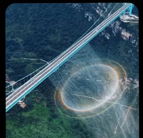 Brücke in China mit kreisförmigem Regenbogen