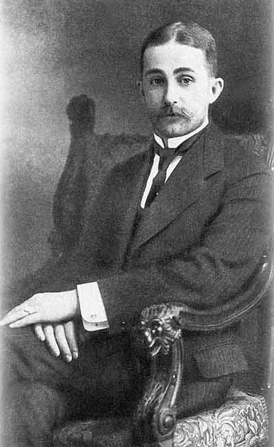 https://i.postimg.cc/SxwfHB5z/083a-Agathon-Faberge.jpg