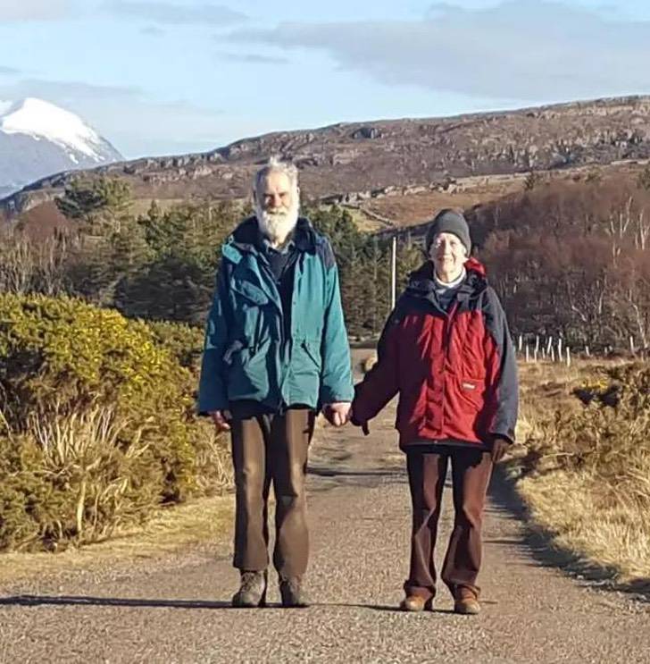 Hombre de 81 años escala montañas de 900 metros para ayudar a su esposa enferma