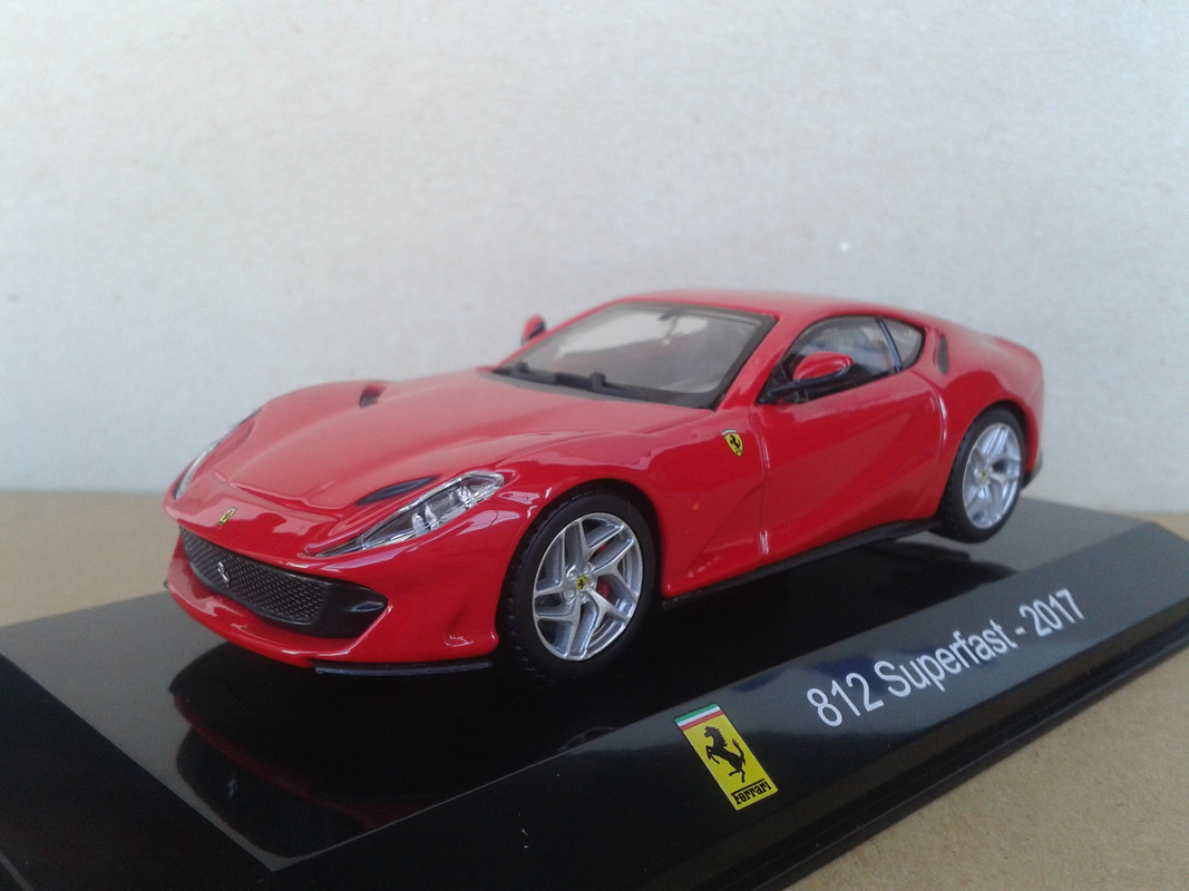 2017 Ferrari 812 Superfast (Leo Models – nº 8 Supercars Italia) (2)