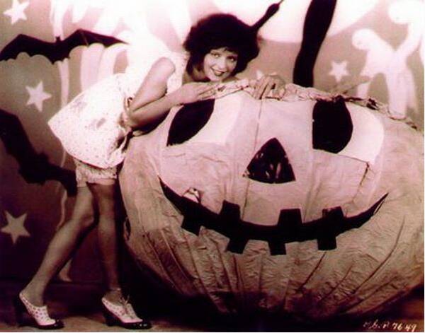 http://img11.hostingpics.net/pics/624114halloweenclarabow01.jpg