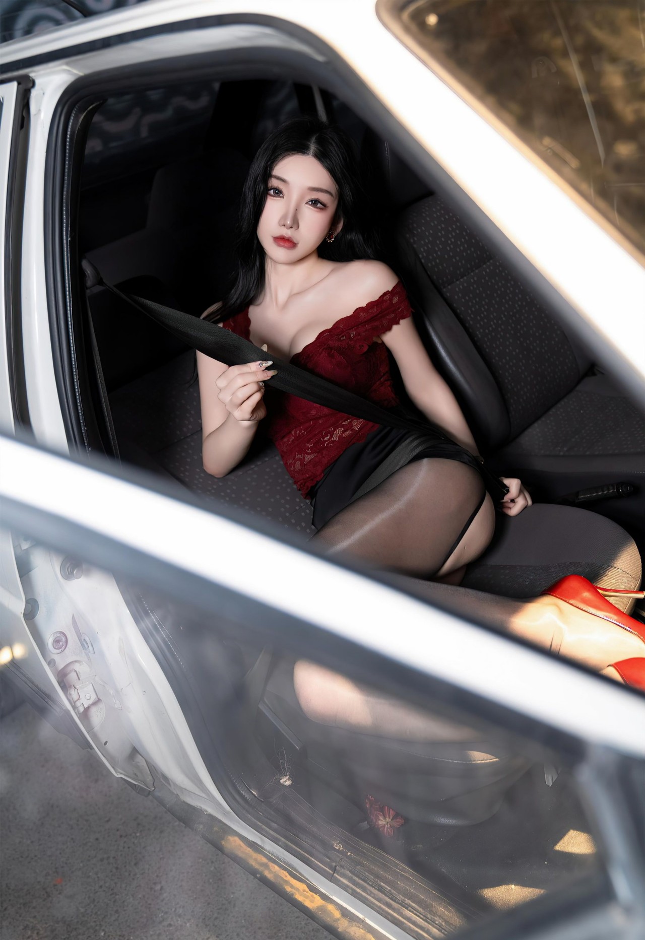 周于希《极品车模》写真，红黑拼接蕾丝上衣与黑色短裙，优雅与性感插图6