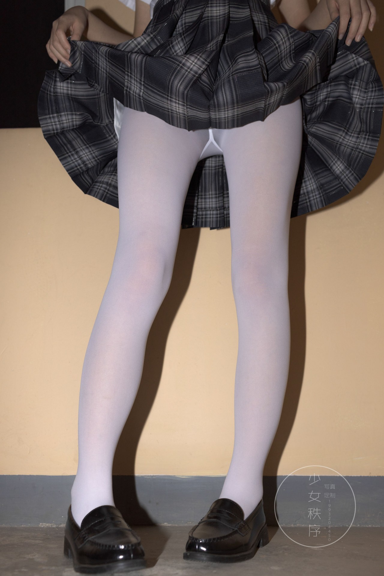 少女秩序r18《内部定制 003》，一双白丝诱脚，让男人想吃的感觉插图