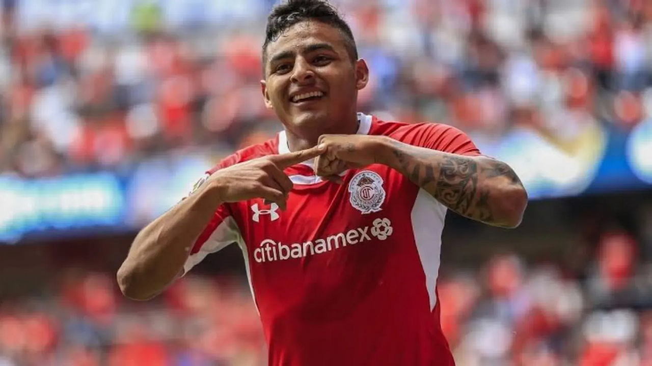 ¿Esconden a Alexis Vega? El delantero no viaja al Chivas vs Toluca
