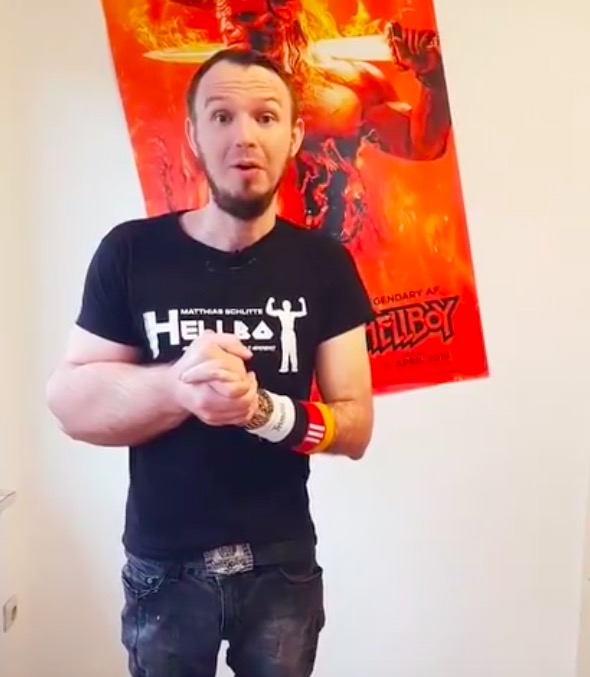 Hellboy alemán se viraliza, tiene un brazo más grande y es campeón de vencidas