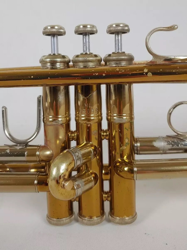 Bach 1973 Stradivarius 37 Trumpet sn 69098 (4)