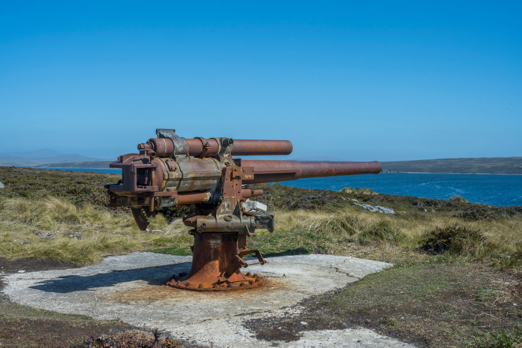 Artillerie cotiere "Exotiques" Canon-naval-QF-MK-IV-4-Gypsy-Cove-pr-s-de-Port-Stanley-les-Malouines