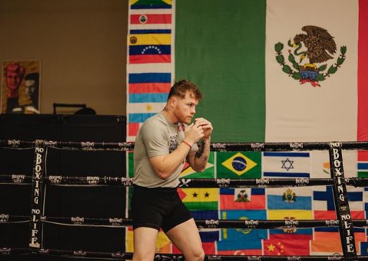 Canelo Álvarez se prepara para su pelea contr Bivol con una alimentación vegana