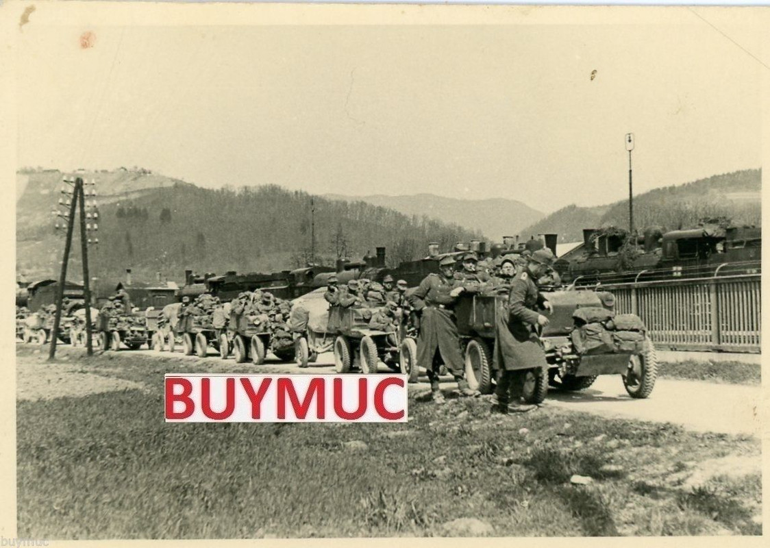 FOTO GEBIRGSJÄGER MIT SCHWIMM KFZ IN YUGOSLAWIEN