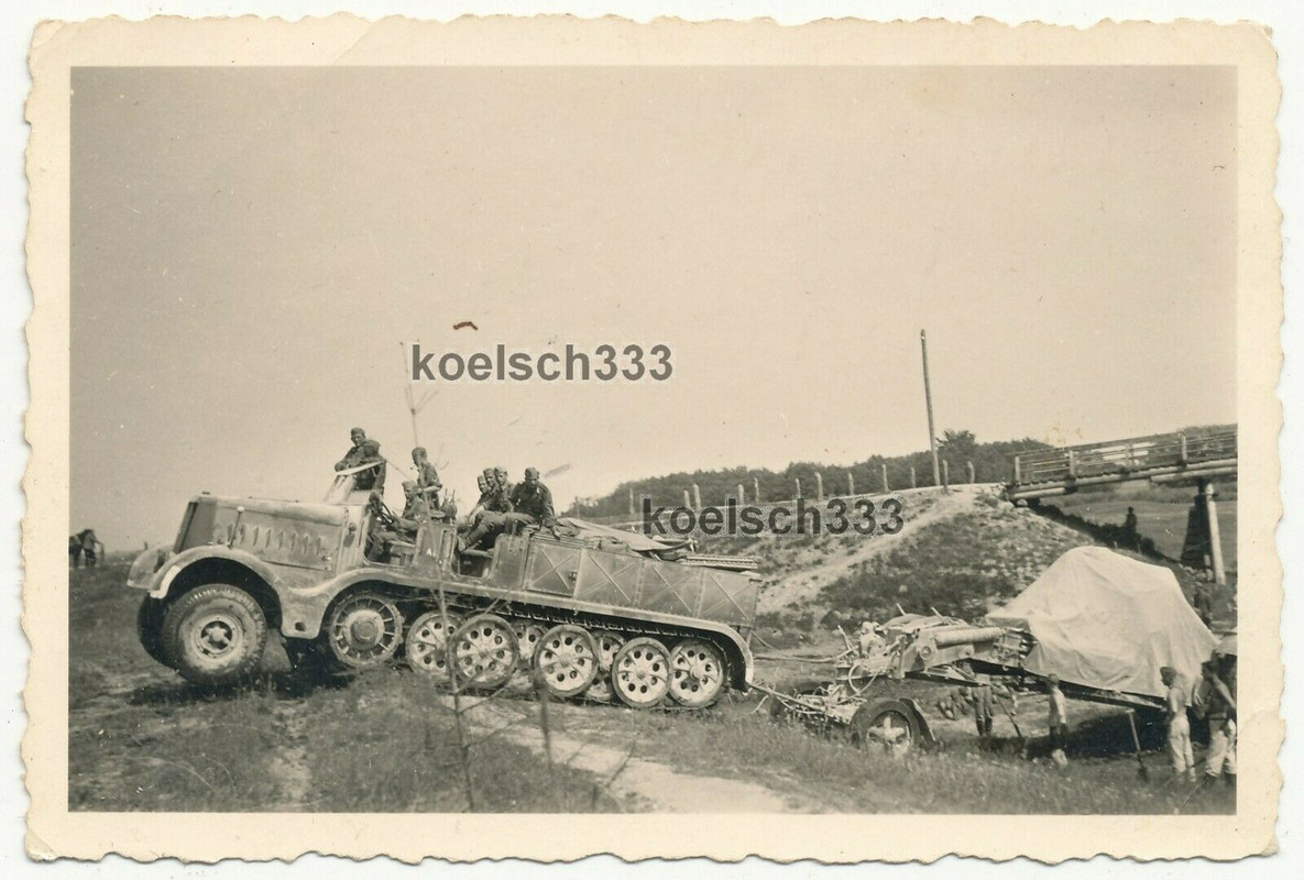 Foto Panzer Halbkette mit Artillerie Geschütz auf dem Vormarsch nach Litauen