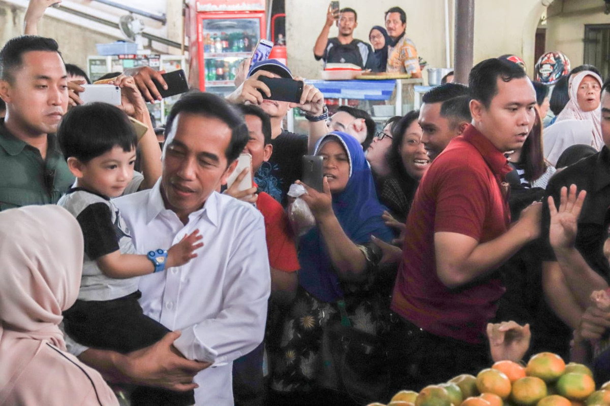 Jokowi bersama keluarga berkunjung ke Pasar Gede Solo.