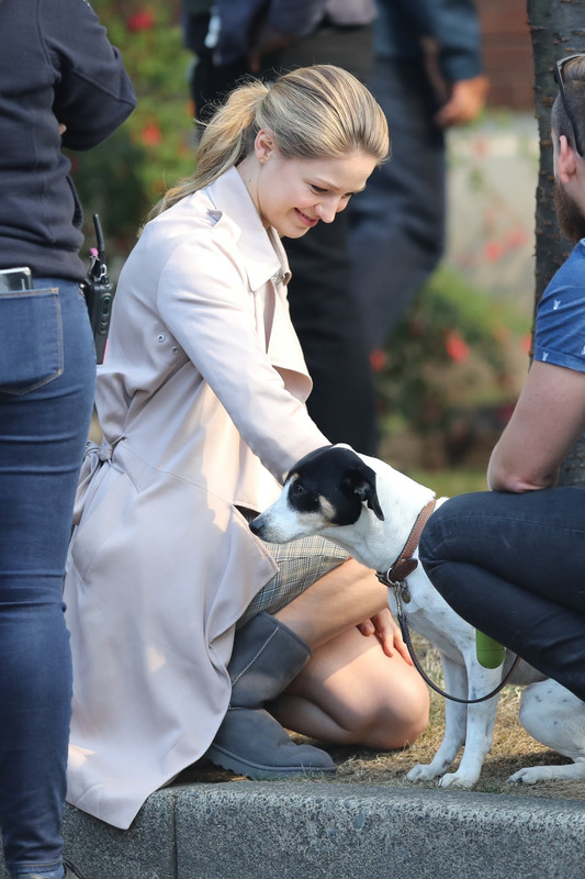 melissa-benoist-filming-supergirl-in-vancouver-83018-12