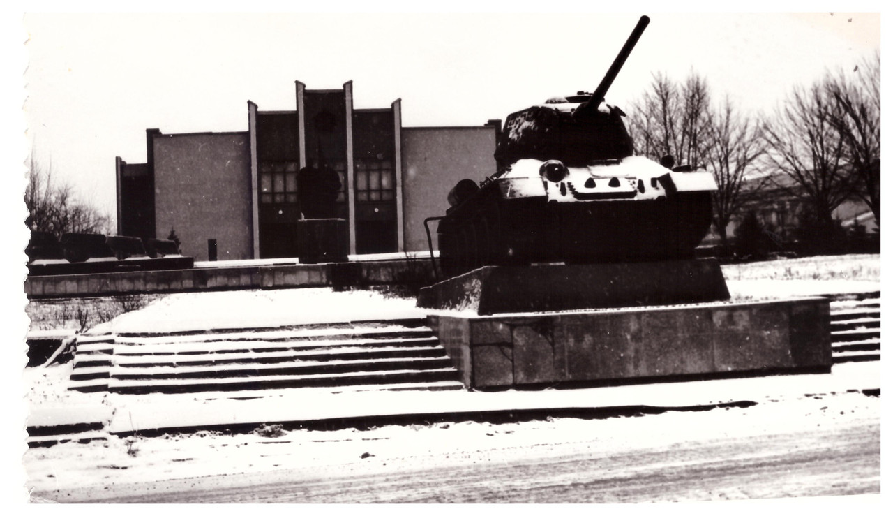 Танк-34-85 на постаменте мемориального комплекса с. Верхопенье (5)