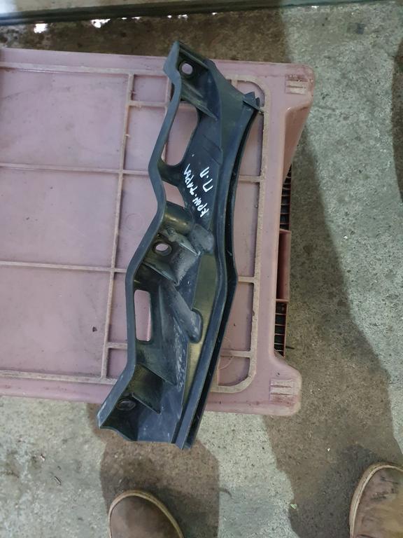 Кронштейн переднего бампера