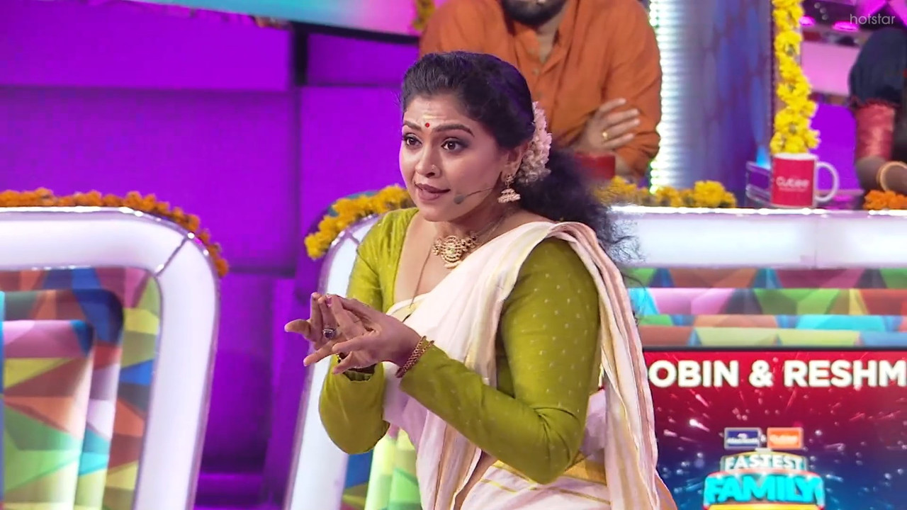 Nandana varma sexy in saree navel show-uploaded.mp4_snapshot_02.18.225