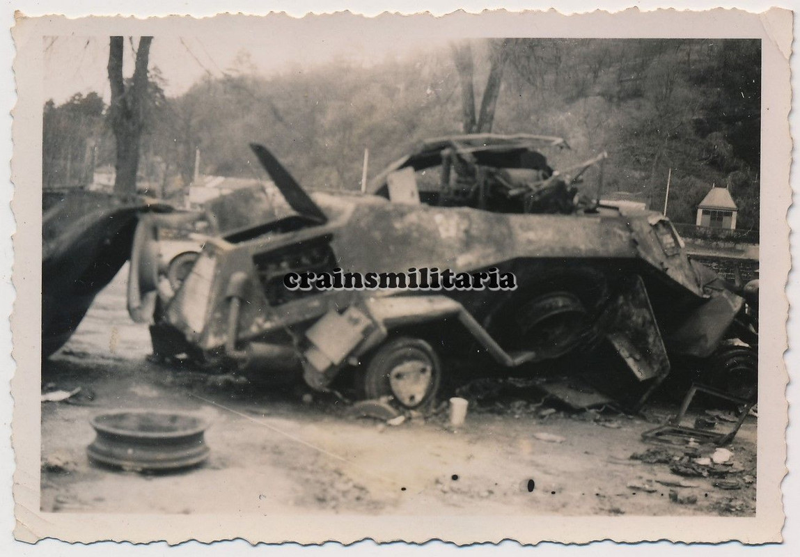 Orig. Foto zerstörte SdKfz 222 Panzerspähwagen i.d. Ardennen Fra