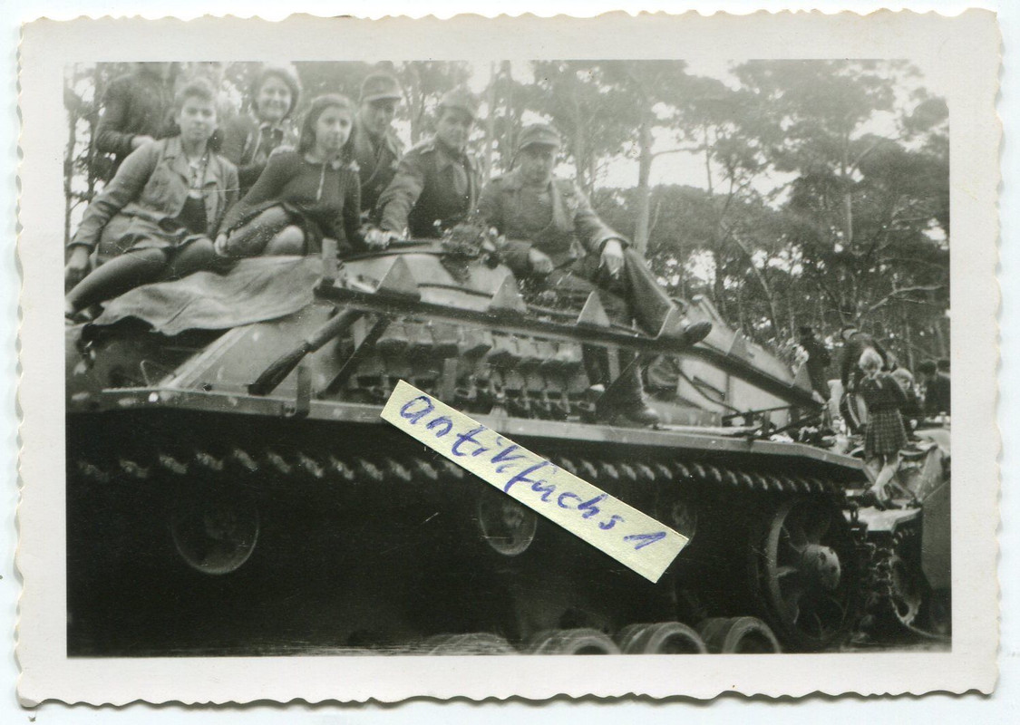 2 Panzer Sturmgeschütze mit Soldaten,Frauen und 