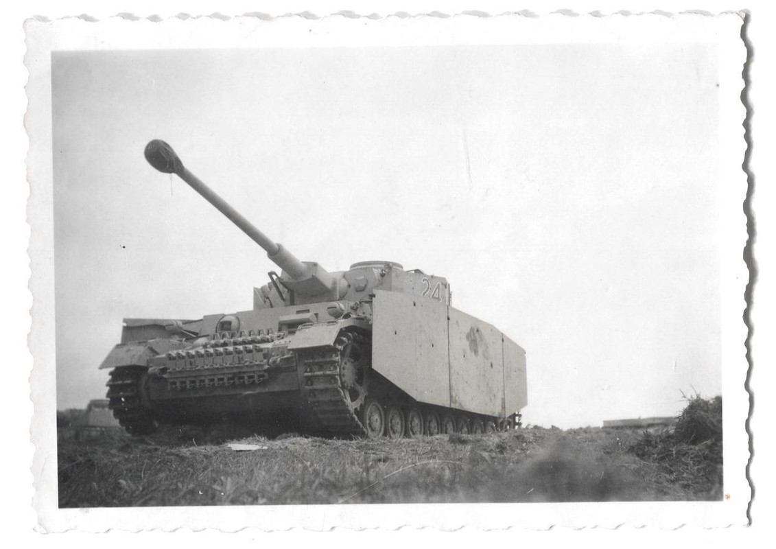 Foto Panzer IV Panzerregiment GD Turmnummer 24 ( 4 )