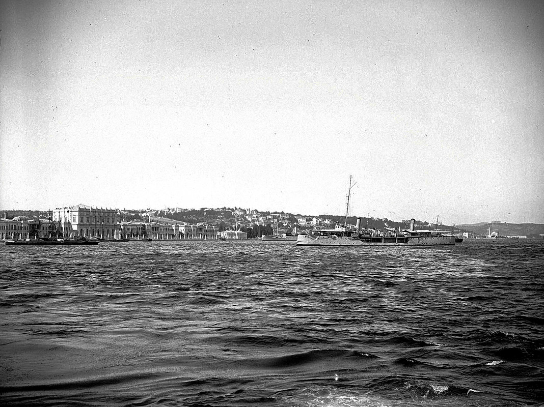 HMS Hussar в Босфоре у дворца султана