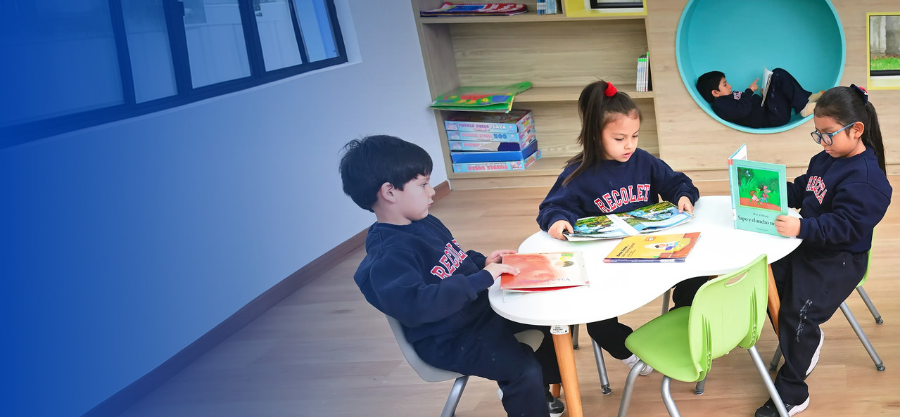 Niños del Colegio Recoleta leyendo en la biblioteca
