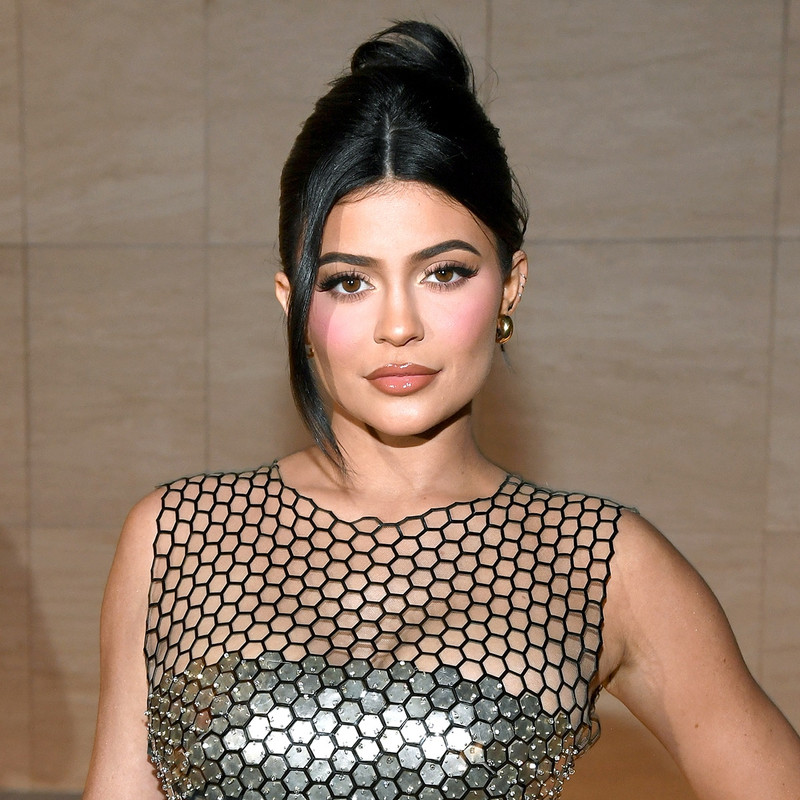 Captan a Kylie Jenner con un look natural junto a su hija Stormi