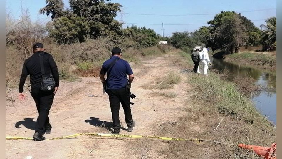 En las aguas de un canal de Navolato, encuentran el cuerpo de un hombre violentado