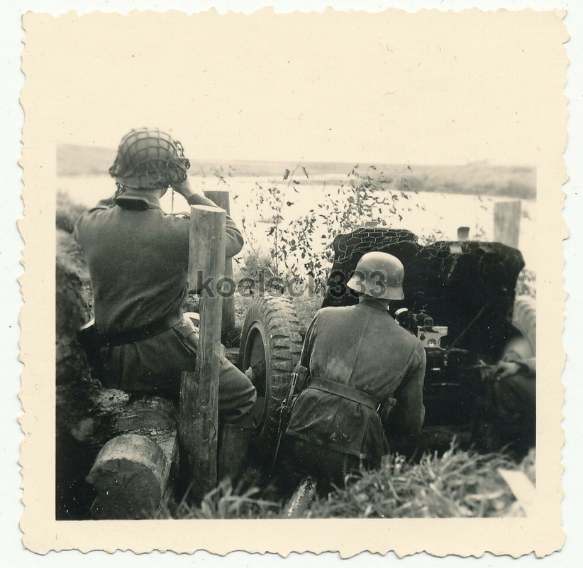 Foto Landser am PaK Geschütz an einem Fluss im Kessel von Demjansk Russland 1942