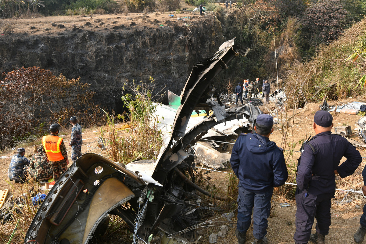 Tim penyelamat mencari korban di lokasi jatuhnya pesawat Yeti Airlines, di Pokhara pada 17 Januari 2023. Penerbangan Yeti Airlines dengan 68 penumpang dan empat awak itu jatuh ke ngarai yang curam, hancur berkeping-keping dan terbakar saat mendekati pusat kota Pokhara pada 15 Januari, dalam bencana penerbangan terburuk di Nepal sejak 1992.