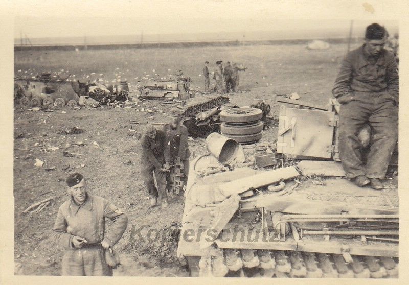 zerstörte deutsche Panzer Soldaten schleppen Ket