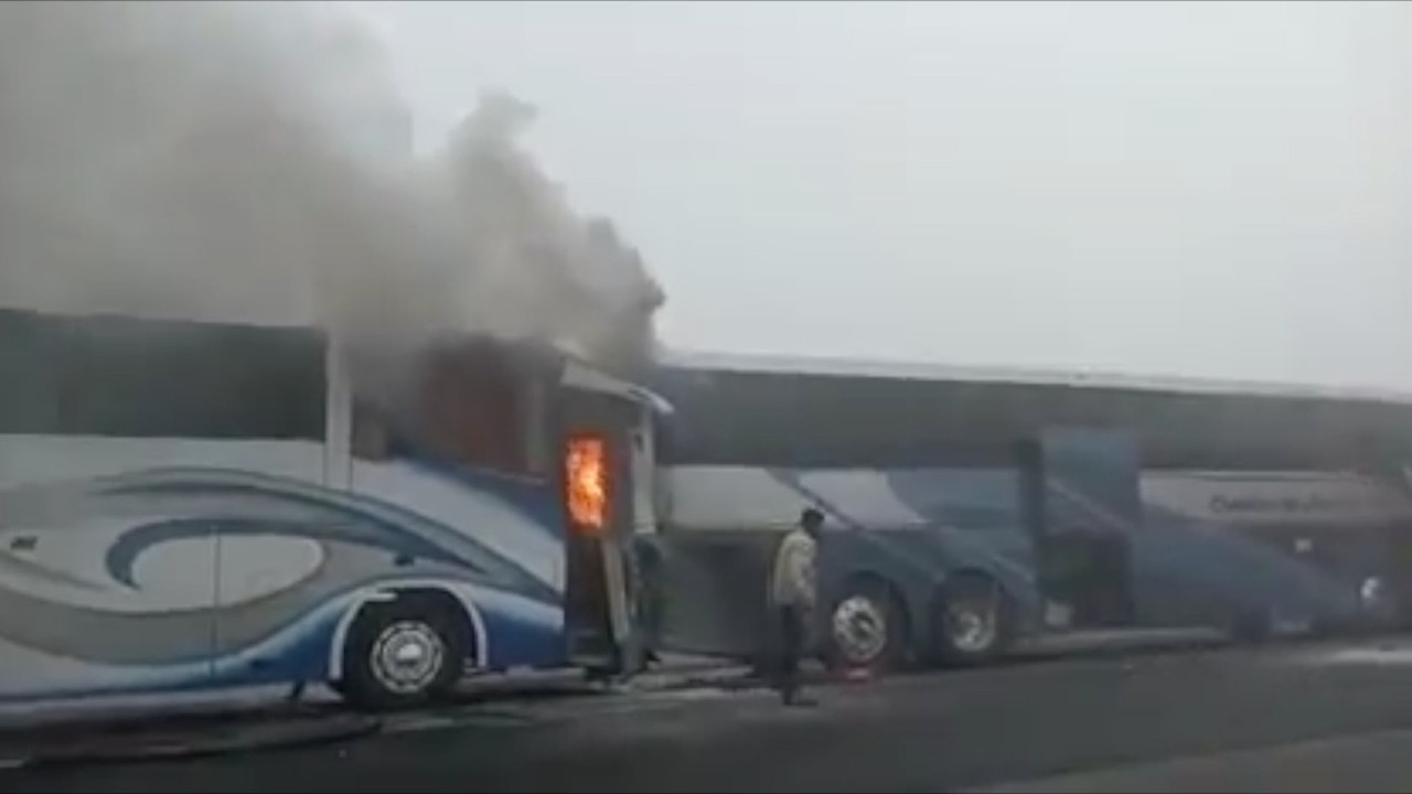 Autobús con aficionados de Rayados se incendia tras chocar en carambola