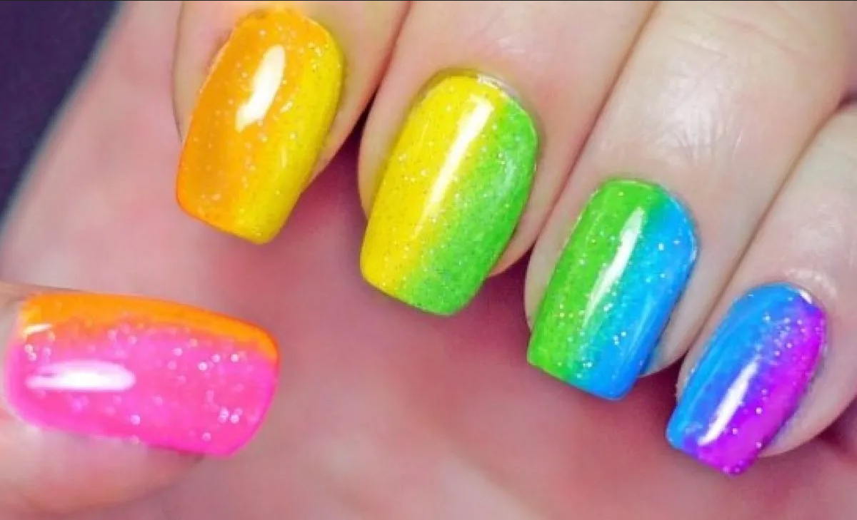 Diseños de uñas arcoíris para lucir una manicura llena de color