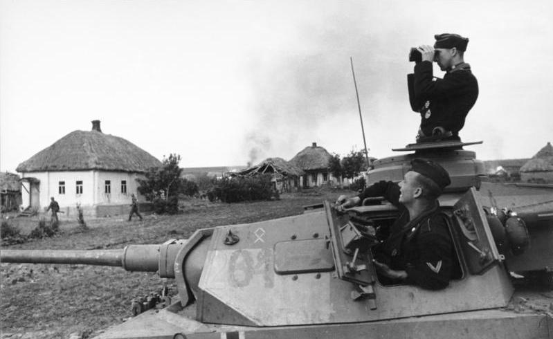 Panzer III de la 14ª División Panzer cerca de un pueblo de Rusia, 1942