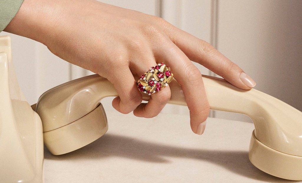 Cartier Grain de Café, Elle Fanning fa rivivere Grace Kelly Cartier Grain de Café, Elle Fanning fa rivivere Grace Kelly