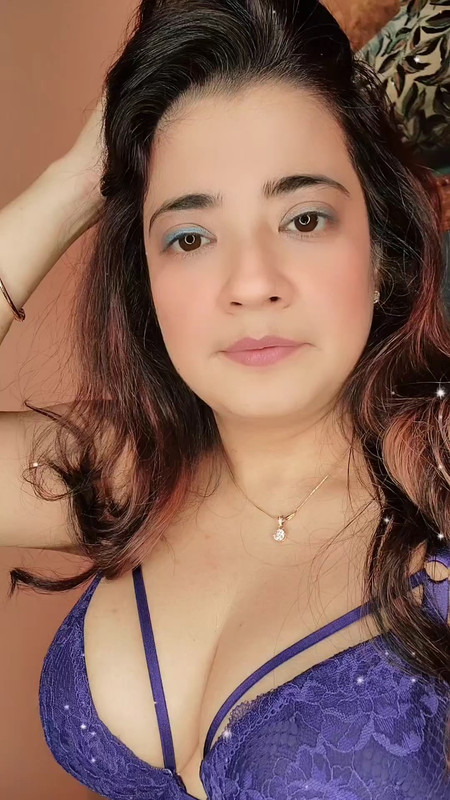 hot desi lady huge boobs and big navel in blue bra.mp4_snapshot_00.00.000