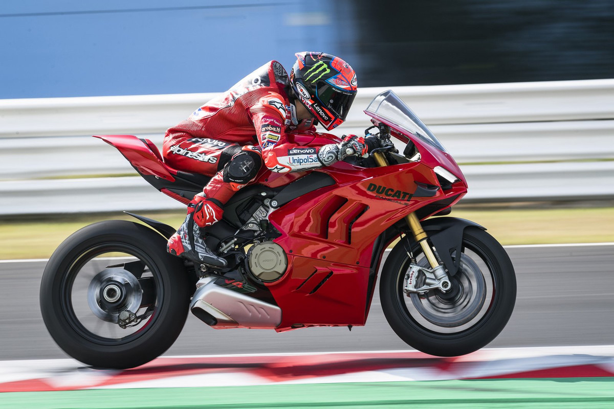 Супербайк Ducati Panigale V4 2022