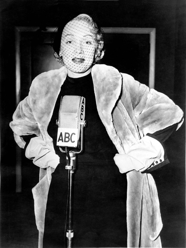 Marlene_Dietrich_b30