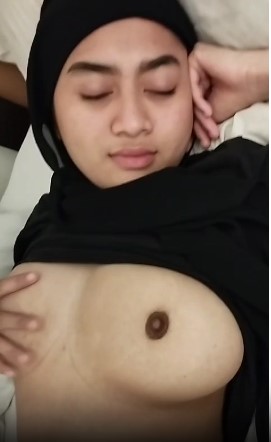 Jilbab Hitam Pasrah Melayani